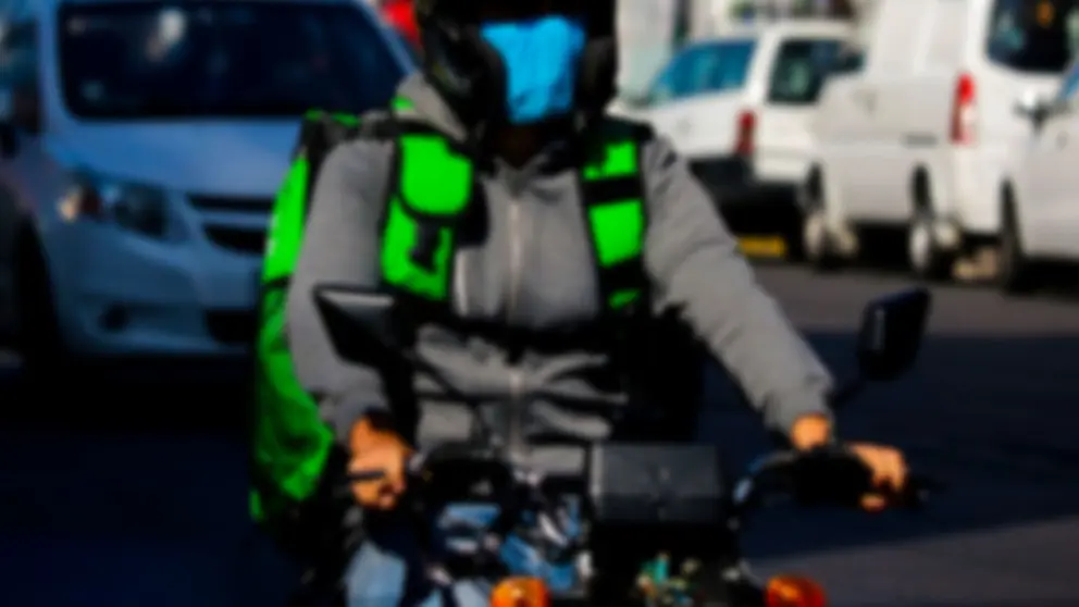 Fotograf&iacute;a referencial de una persona que trabaja en mototaxi./ BioBioChile