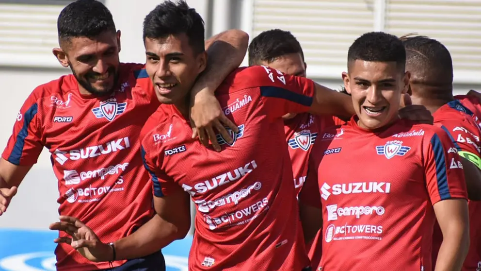 Los jugadores de Wilster, en el compromiso ante Aurora, por la fecha 13 del Clausura. DICO SOL&Iacute;S