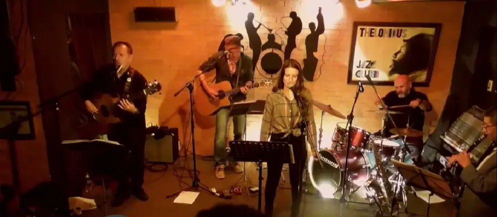 El elenco franc&eacute;s boliviano L'Ensemble - Chanson Francaise, en escena.   CAPTRUA DE PANTALLA