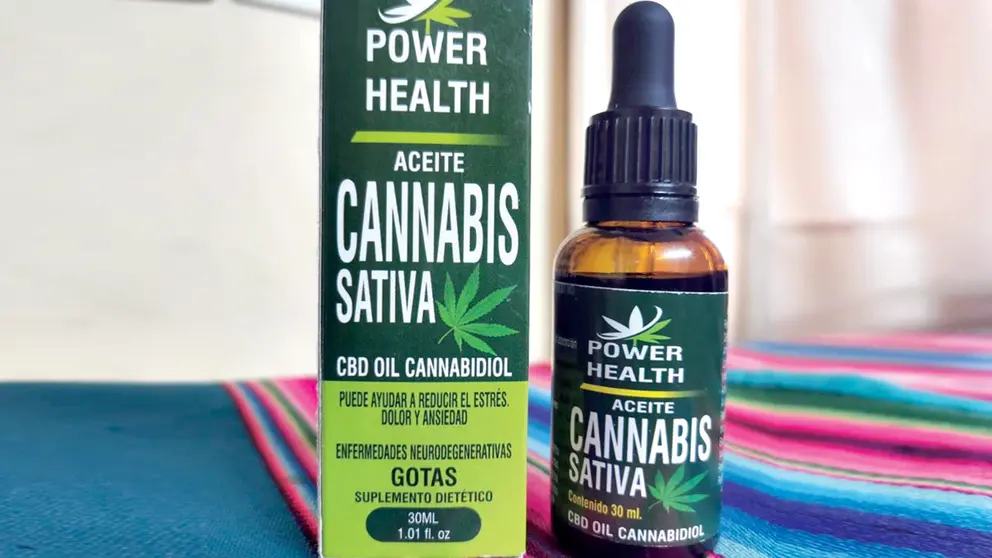 Imagen ilustrativa de un frasco de aceite de cannabis. MARIELA COSSÍO