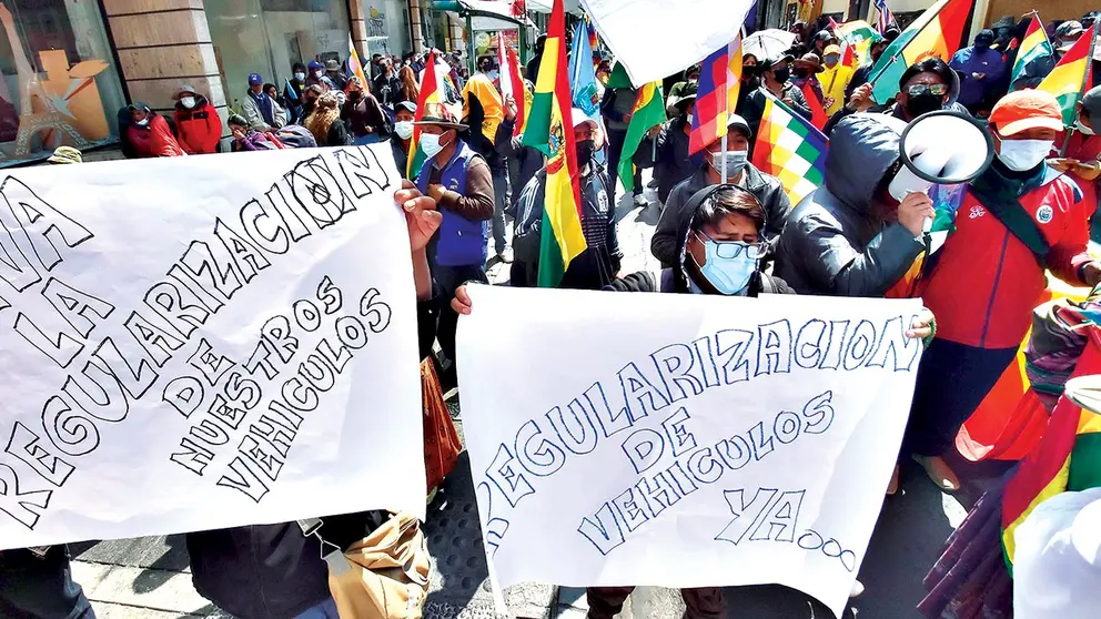 Marcha de propietarios de veh&iacute;culos indocumentados en La Paz. APG