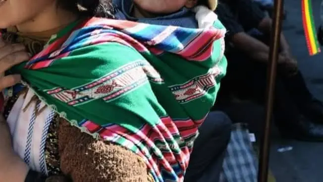 Imagen referencial de un ni&ntilde;o envuelto en un aguayo.