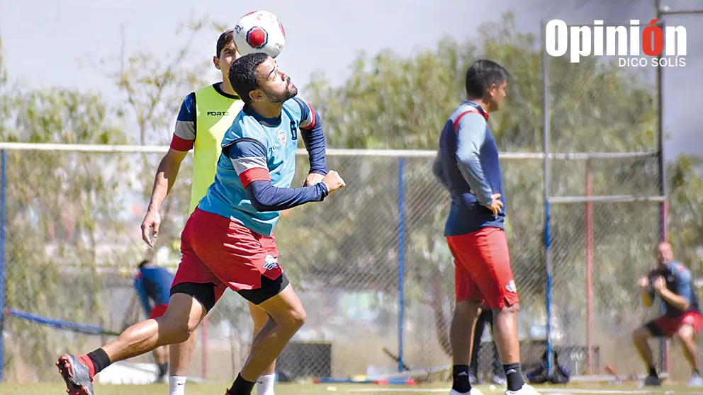 El Imperio Escarlata lleva adelante una pr&aacute;ctica en la cancha principal de sus instalaciones en Alalay. DICO SOL&Iacute;S