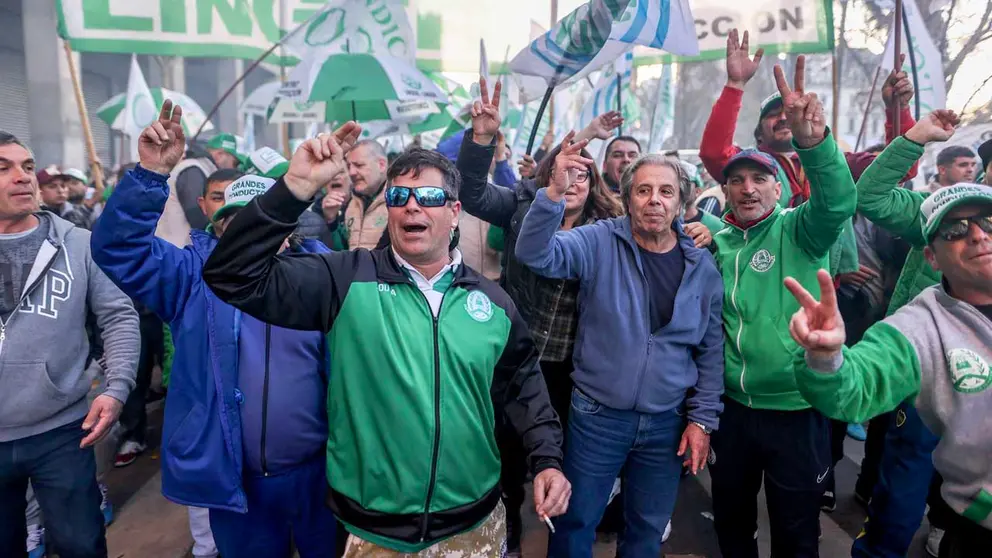 Miles de personas se manifiestan hoy en apoyo a la vicepresidenta argentina Cristina Fernández de Kirchner tras el atentado en su contra, en la Plaza de Mayo en Buenos Aires. EFE