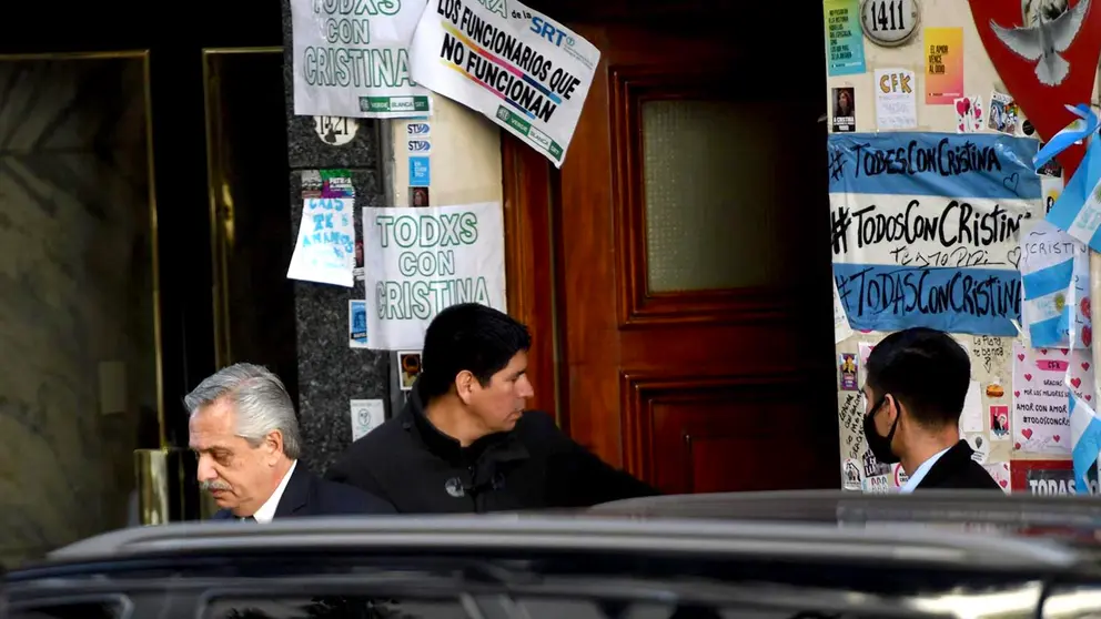 El presidente de Argentina, Alberto Fernández (c), abandona hoy la residencia de la vicepresidenta Cristina Fernández de Kirchner, en Buenos Aires (Argentina). EFE