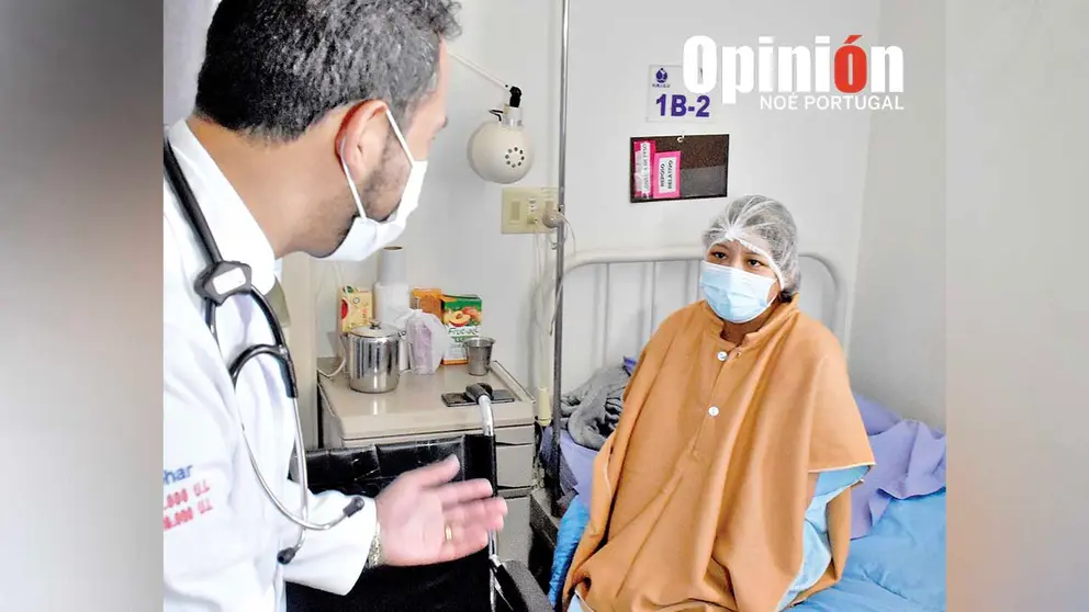 Un m&eacute;dico especialista habla con la paciente renal. NO&Eacute; PORTUGAL