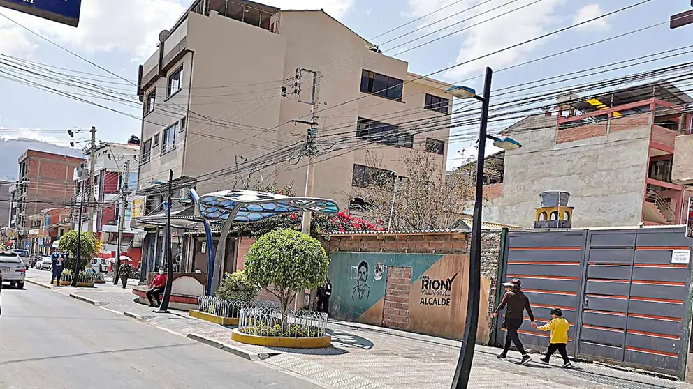 La propiedad por donde los delincuentes ingresaron al edificio donde funciona una ferretería. OPINIÓN