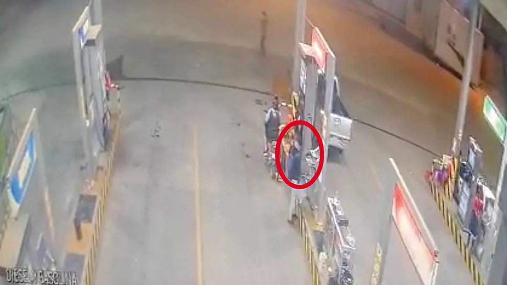 C&aacute;mara de vigilancia capta al hombre que rob&oacute; un surtidor de Cochabamba. CAPTURA VIDEO