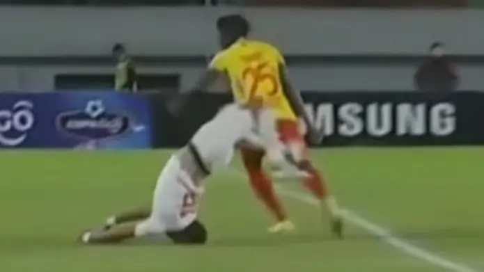 La dura ca&iacute;da de Walter Veizaga ante Atl&eacute;tico Palmaflor. Adreanlina Deportiva Boivia.