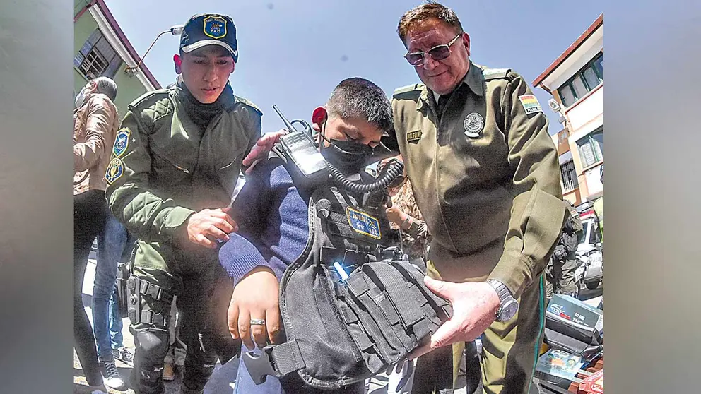 El ni&ntilde;o Kairo cumple su sue&ntilde;o de ser polic&iacute;a por un d&iacute;a. DICO SOL&Iacute;S