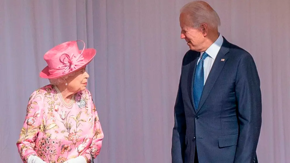 La reina Isabel II junto a Joe Biden, presidente de Estados Unidos. EFE