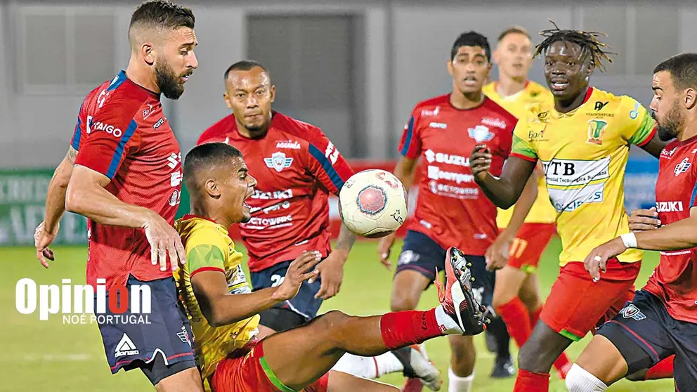 Jugadores de ambos equipos disputan la posesi&oacute;n de la pelota durante el 1-1 entre Las Fieras y el Aviador. NO&Eacute; PORTUGAL