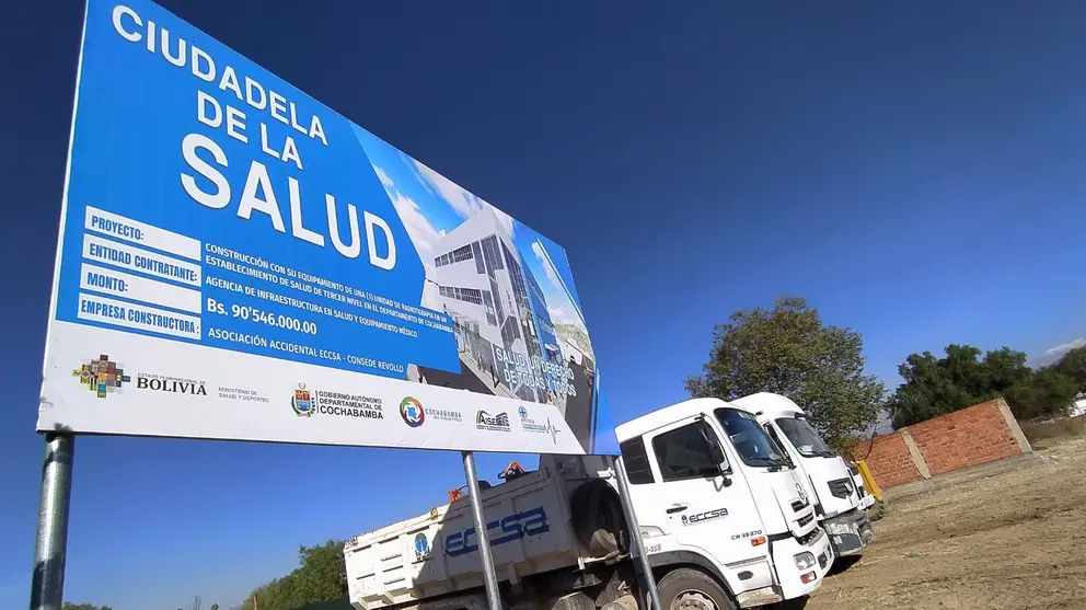 El letrero instalado en mayo de este a&ntilde;o, cuando se anunciaba el inicio de obras. DICO SOL&Iacute;S