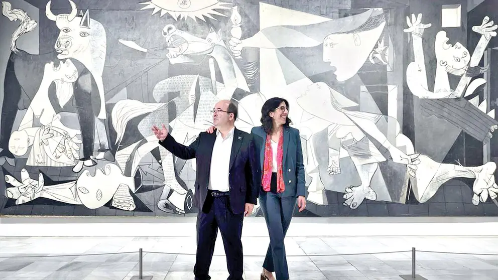 Personas en una exposici&oacute;n dedicada a Picasso. M&Aacute;LAGA HOY