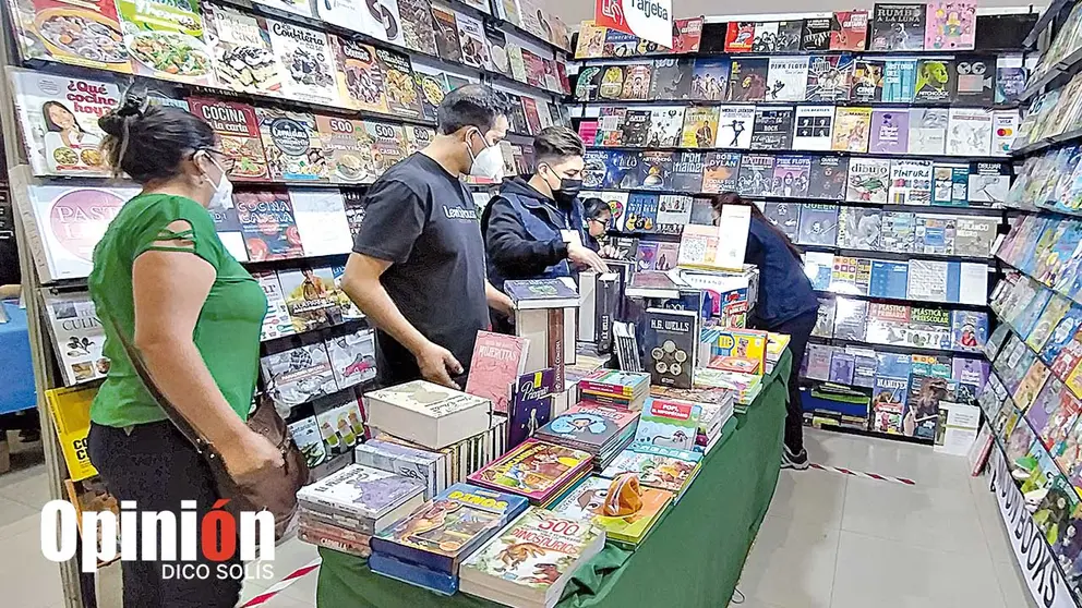 Lectores ven obras en un stand de la FILC. DICO SOLÍS