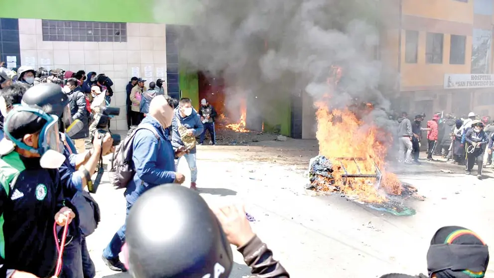 Cocaleros de Adepcoca, durante los conflictos en defensa de su mercado.        APG