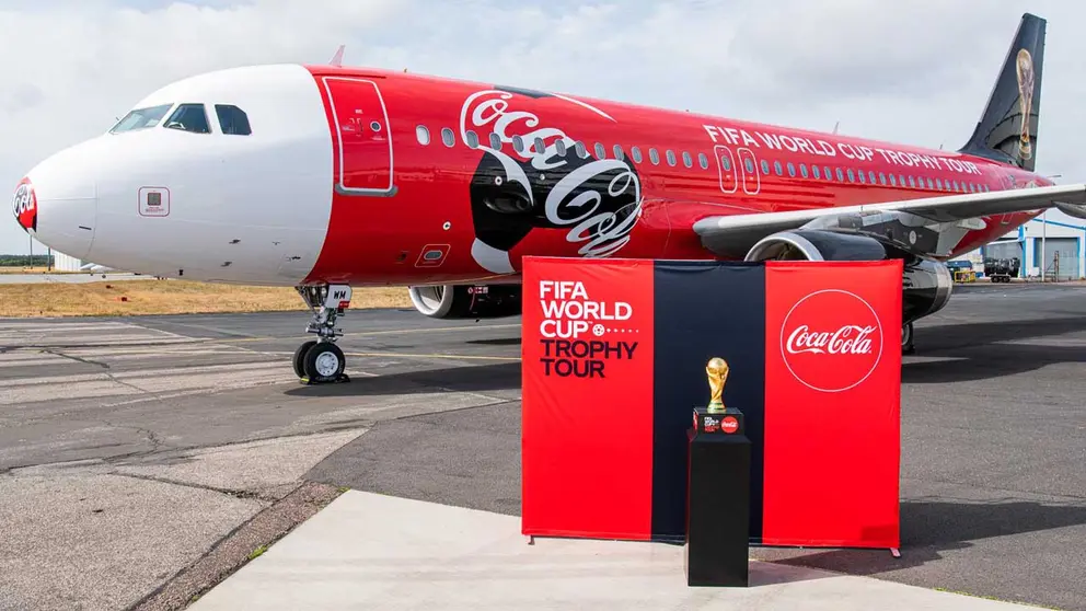 Fotografía sin fecha específica de toma, cortesía de Coca Cola México, que muestra la Copa del Mundo, en el marco del Tour del Trofeo de la Copa Mundial de la FIFA. EFE