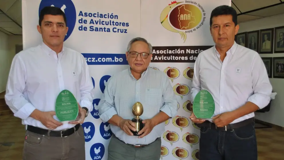 Los avicultores bolivianos que destacaron en Honduras, con el galard&oacute;n. ANA