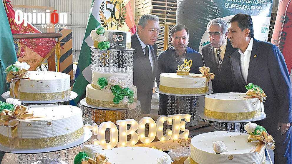Autoridades de COBOCE Cemento y del departamento soplan la vela del 50 aniversario de la cementera. DICO SOLÍS