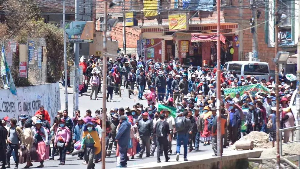 Inicia marcha presidida por Alanes y grupo af&iacute;n a Machicado realiza asamblea; hay ri&ntilde;as entre sectores. APG