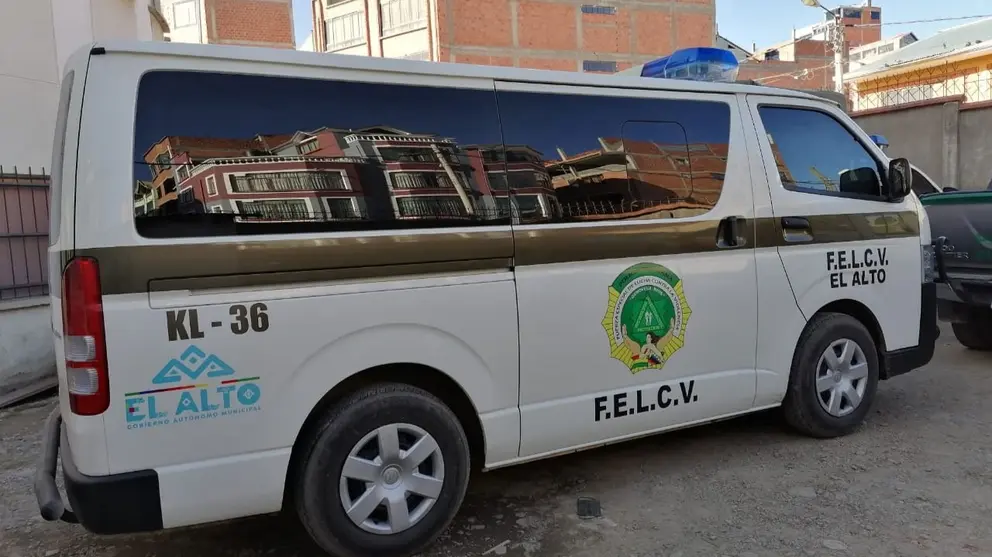 Veh&iacute;culo de la FELCV, en una escena donde ha ocurrido un crimen. FELCV EL ALTO