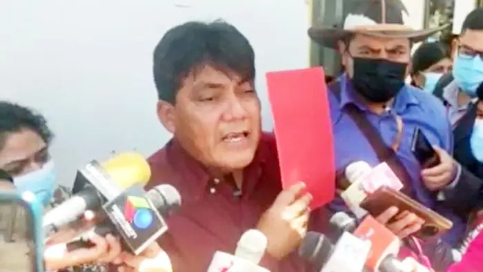 El diputado H&eacute;ctor Arce, con la tarjeta roja en mano para mostr&aacute;rsela a un vocal. ERBOL