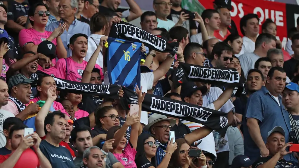 Fotografía de archivo en la que se registró a un grupo de aficionados del club ecuatoriano de fútbol Independiente del Valle, durante un partido del la Copa Sudamericana, en el estadio La Nueva Olla, en Asunción. EFE