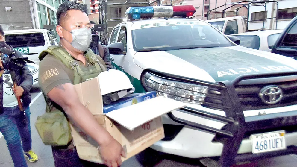Investigadores llevan documentaci&oacute;n para analizar en el caso ABC. APG