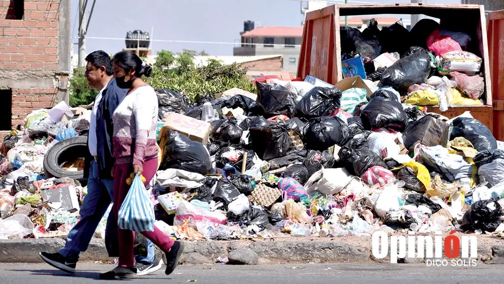 Avumulaic&oacute;n de basura en un punto d ela avenida Petrolera. DICO SOL&Iacute;S
