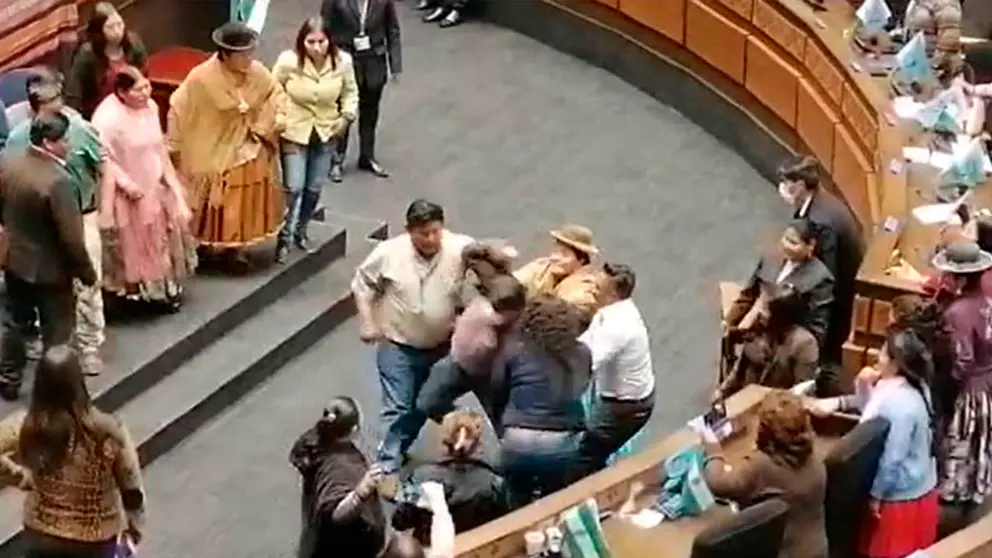 Momento tenso entre los asamble&iacute;stas. Captura ERBOL