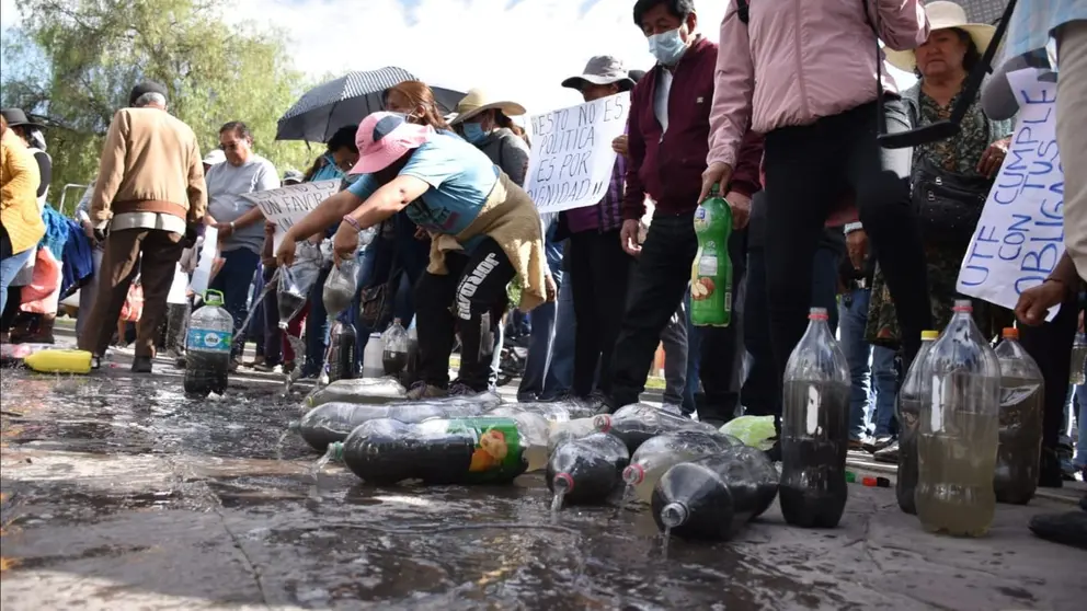 Vecinos del Distrito 4 protesta con aguas contaminadas negras y verduzcas en puertas de la UTF. NO&Eacute; PORTUGAL