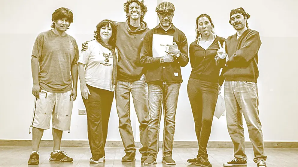 El elenco de actores de la obra &ldquo;Rosa&rdquo;, junto al director Alejandro Mara&ntilde;&oacute;n (tercero de izquierda a derecha). KAROLINA L&Oacute;PEZ