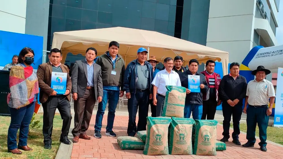 El gobernador Humberto S&aacute;nchez realiza la entrega del material. GADC