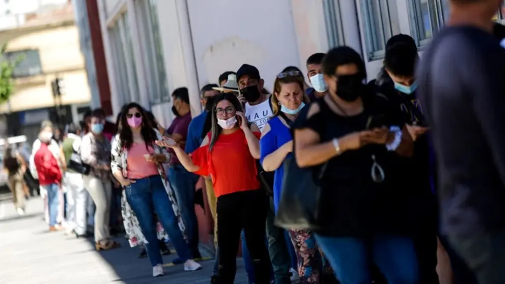 Brasile&ntilde;os hacen fila para emitir su voto, ayer. EFE