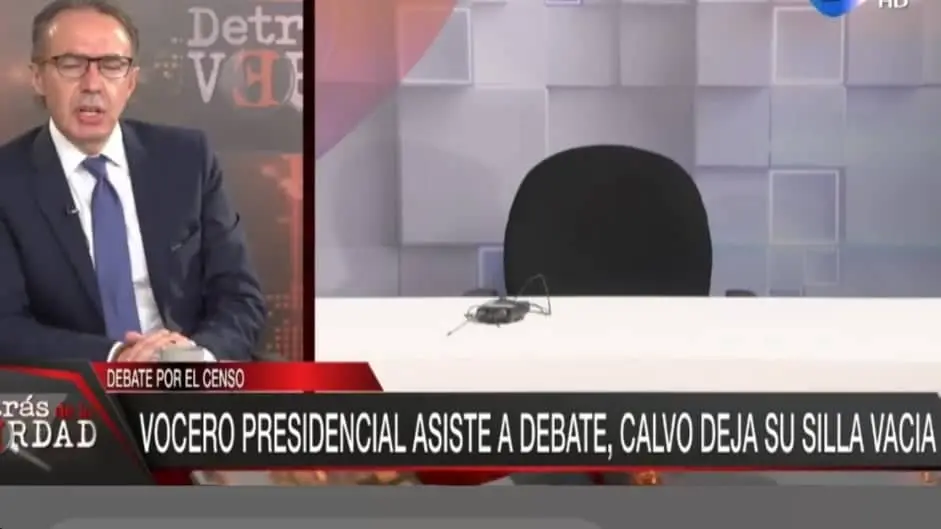 El vocero presidencial, Jorge Richter, en el programa DTV. Del otro lado, la silla que iba a ocupar R&oacute;mulo Calvo. CAPTURA DTV