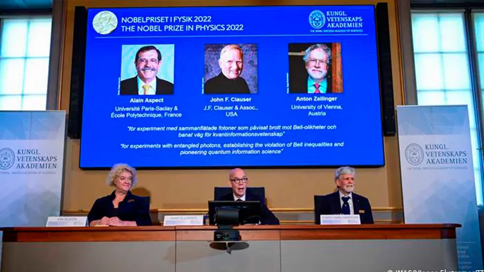 .
Los cient&iacute;ficos Alain Aspect (Francia), John F. Clauser (Estados Unidos) y Anton Zeilinger (Austria) fueron galardonados este martes. Captura