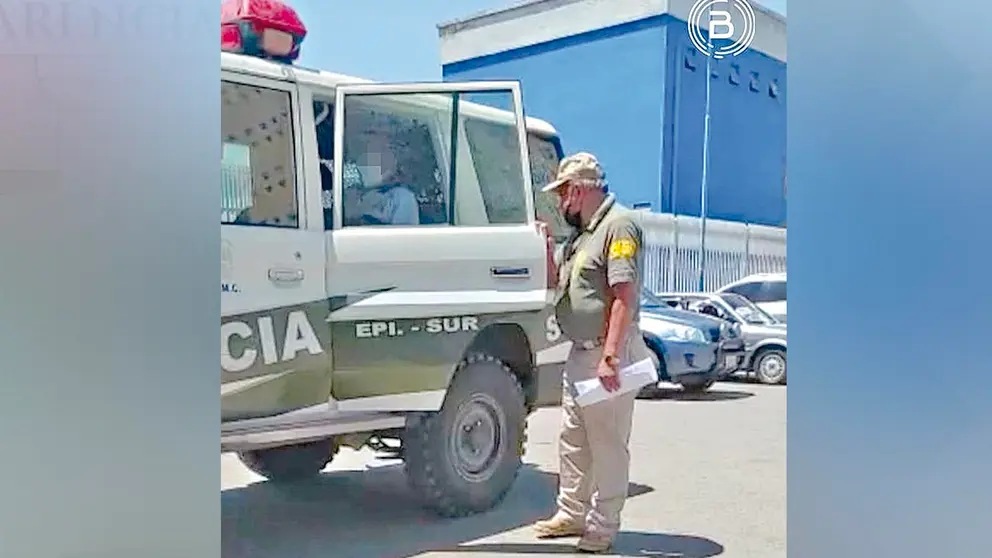 Sacerdote acusado de abuso sexual a una ni&ntilde;a es trasladado en una patrulla policial, Cochabamba. BTV