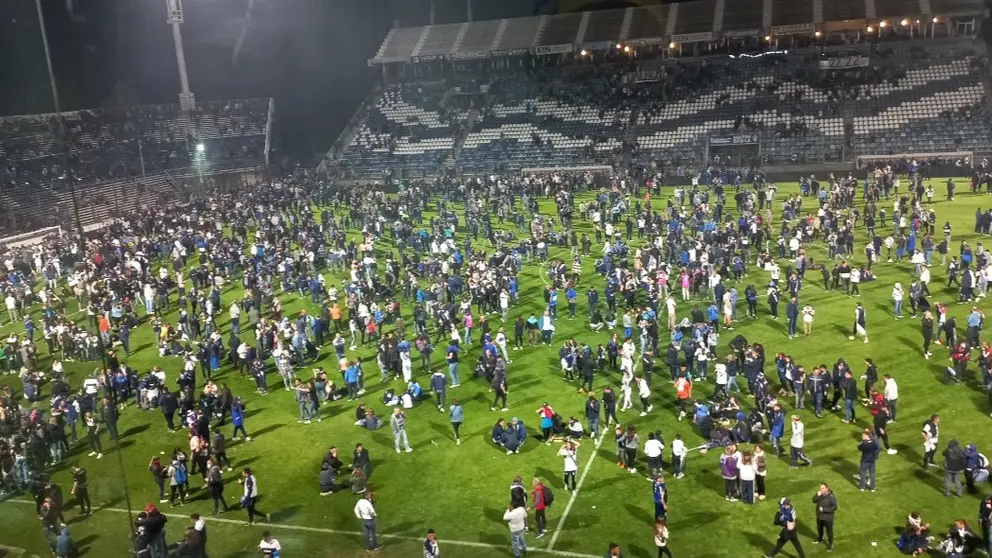 Incidentes por gases lacrim&oacute;genos en partido de Gimnasia vs Boca Jrs. Puerta 12.