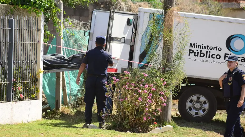 Momento en el que uno de los cuerpos es sacado de la Casa del Horror. LA VOZ