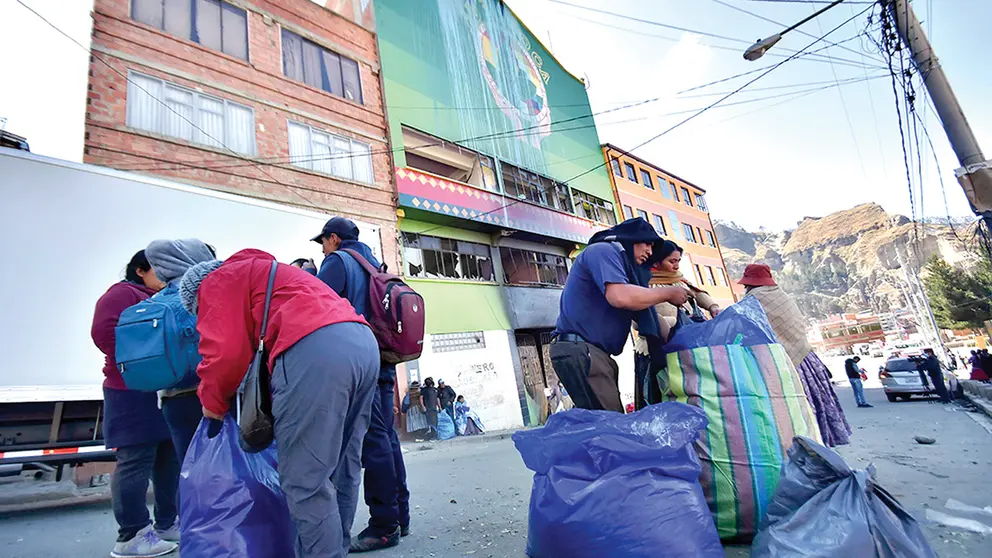 Reapertura del mercado paralelo de coca en Villa El Carmen, La Paz. APG