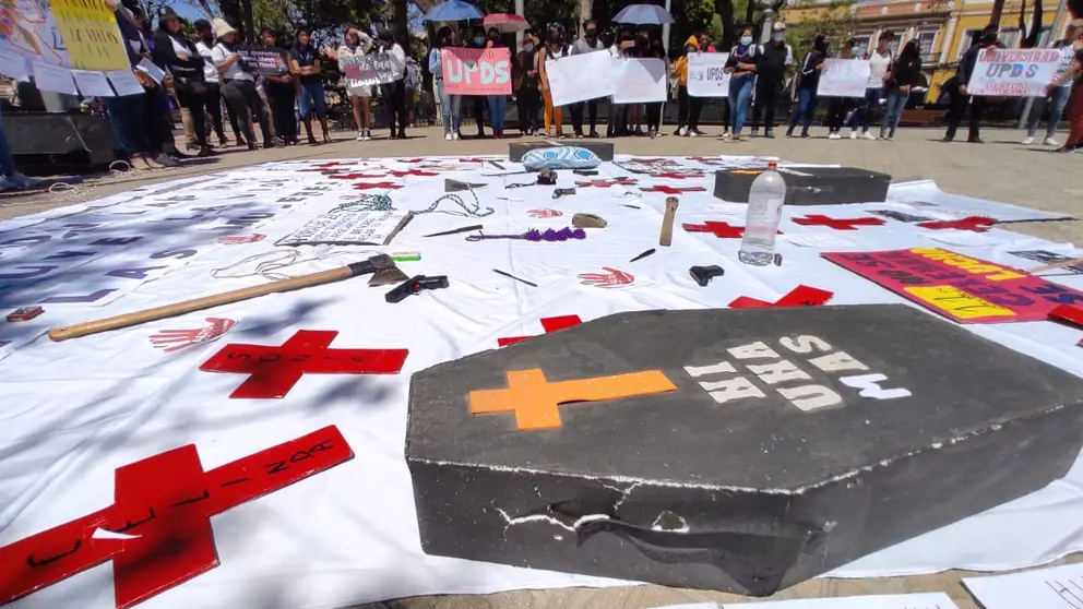 Algunos de las armas con las cuales los feminicidas asesinan a las mujeres, expuestos por las activistas de la Fundaci&oacute;n Voces Libres. NO&Eacute; PORTUGAL