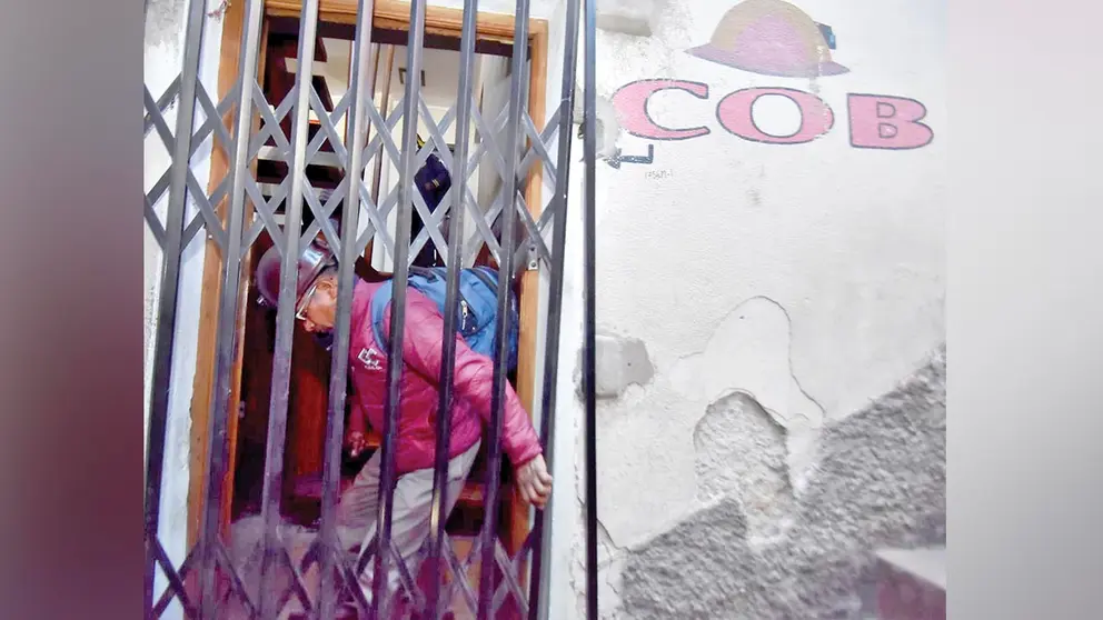 Uno de los mineros durante la toma de oficinas de la COB. APG