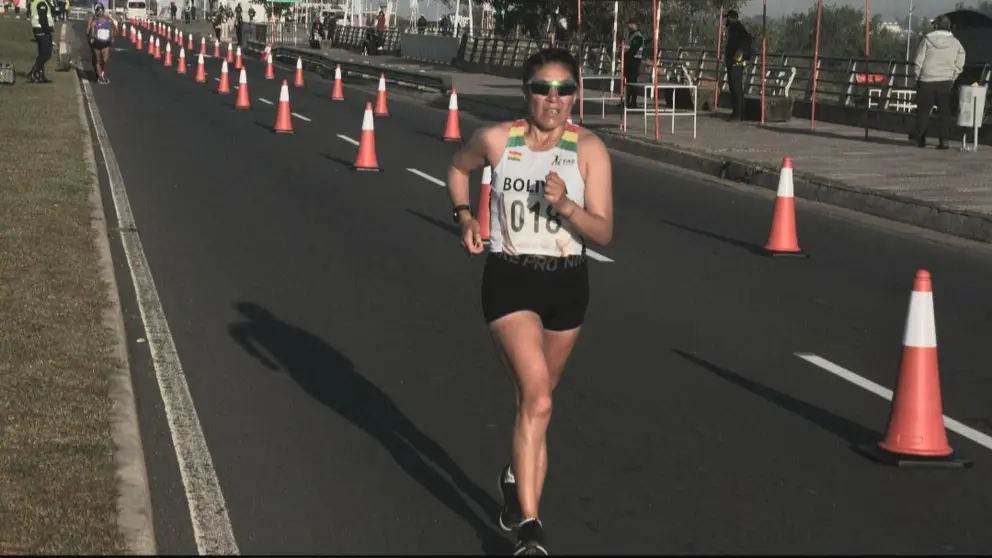 Angela Castro compitiendo en la prueba de 20 km marcha de los juegos sudamericanos Asunci&oacute;n 2022. COB