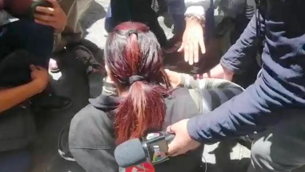 Choferes de El Alto agreden a la prensa, una periodista recibe pedrada. URGENTE.BO