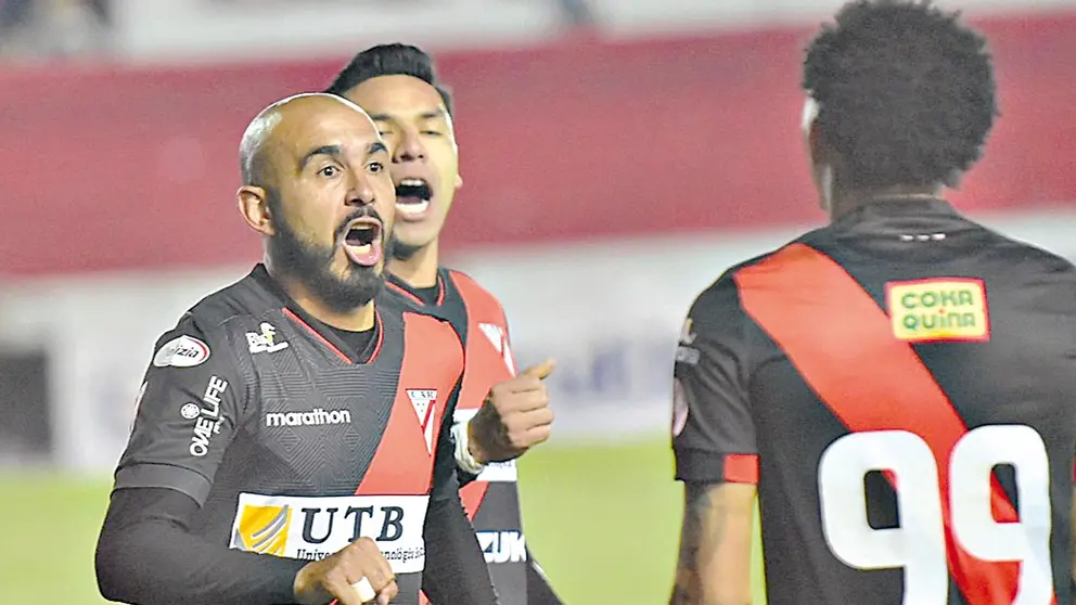 Marcos Riquelme celebra con Edarlyn Reyes. APG