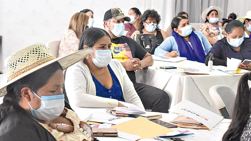 Reuni&oacute;n de un grupo de mujeres que pertenecen a
diferentes organizaciones sociales. ARCHIVO