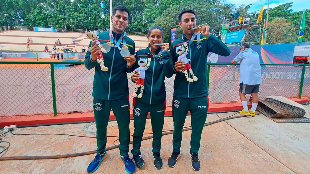 Boris Arias (d), Federico (i) y Noelia Zeballos (c) festejan las medallas de plata en Asunci&oacute;n 2022. Comit&eacute; Ol&iacute;mpico Boliviano (COB).
