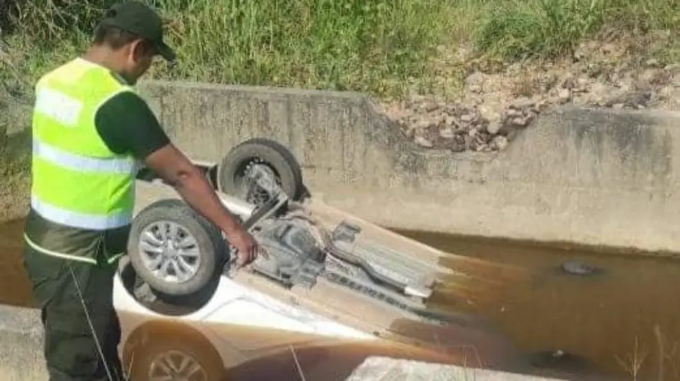 Un polic&iacute;a de Tr&aacute;nsito observa el veh&iacute;culo siniestrado. RADIO KAWSACHUN COCA