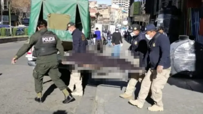 Personal especializado retira el cuerpo del estudiante herido de muerte en una fiesta en La Paz. URGENTE.BO