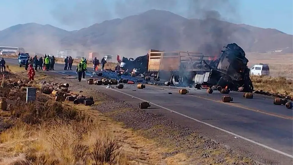 Una imagen del accidente registrado esta ma&ntilde;ana en el tramo Oruro-Challapata. APG